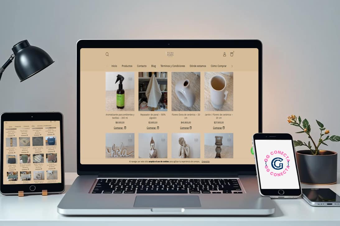 Laptop mostrando una tienda online en diseño limpio, acompañada de notas y elementos de trabajo que representan una estrategia de ecommerce ordenada.